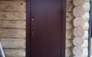 дверь в загородный деревянный дом