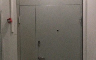 входная двустворчатая дверь с верхней решетчатой вставкой, модель ДМР 33