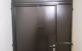 тамбурная дверь с верхней и боковой вставками