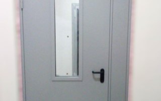 металлическая дверь в техническое помещение с боковой вставкой, оборудована стеклом