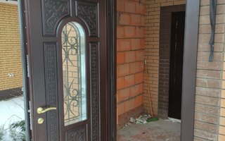 входная дверь с терморазрывом, укомплектована тройным стеклопакетом и кованой декоративной решеткой