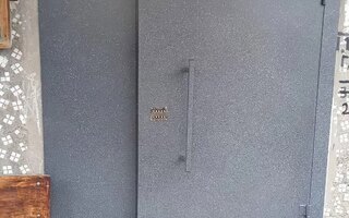 металлическая подъездная дверь с магнитным замком