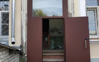 высокая дверь в подъезд с ручкой типа скоба