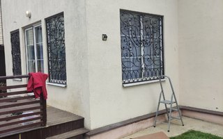 решетка кованая глухая с ажурным узором для двустворчатого окна