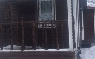 металлическая оконная решетка, установлена в дачном деревянном доме