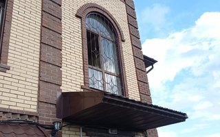 металлическая прямая оконная решетка 